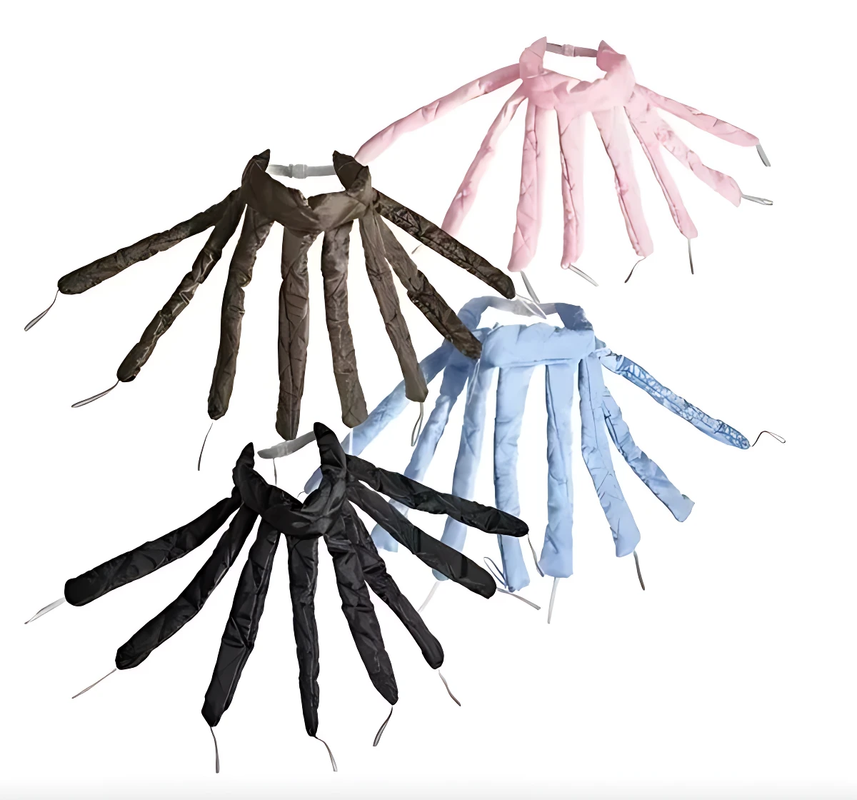 Cuatro extensiones para cabello con protección térmica en colores rosa, azul, marrón y negro, mostrando sus varillas enrolladas y extremos con ganchos.