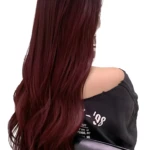 Extensiones semi humanas onduladas en tono rojo vino, vistas desde atrás, con caída natural y volumen añadido sobre cabello largo.
