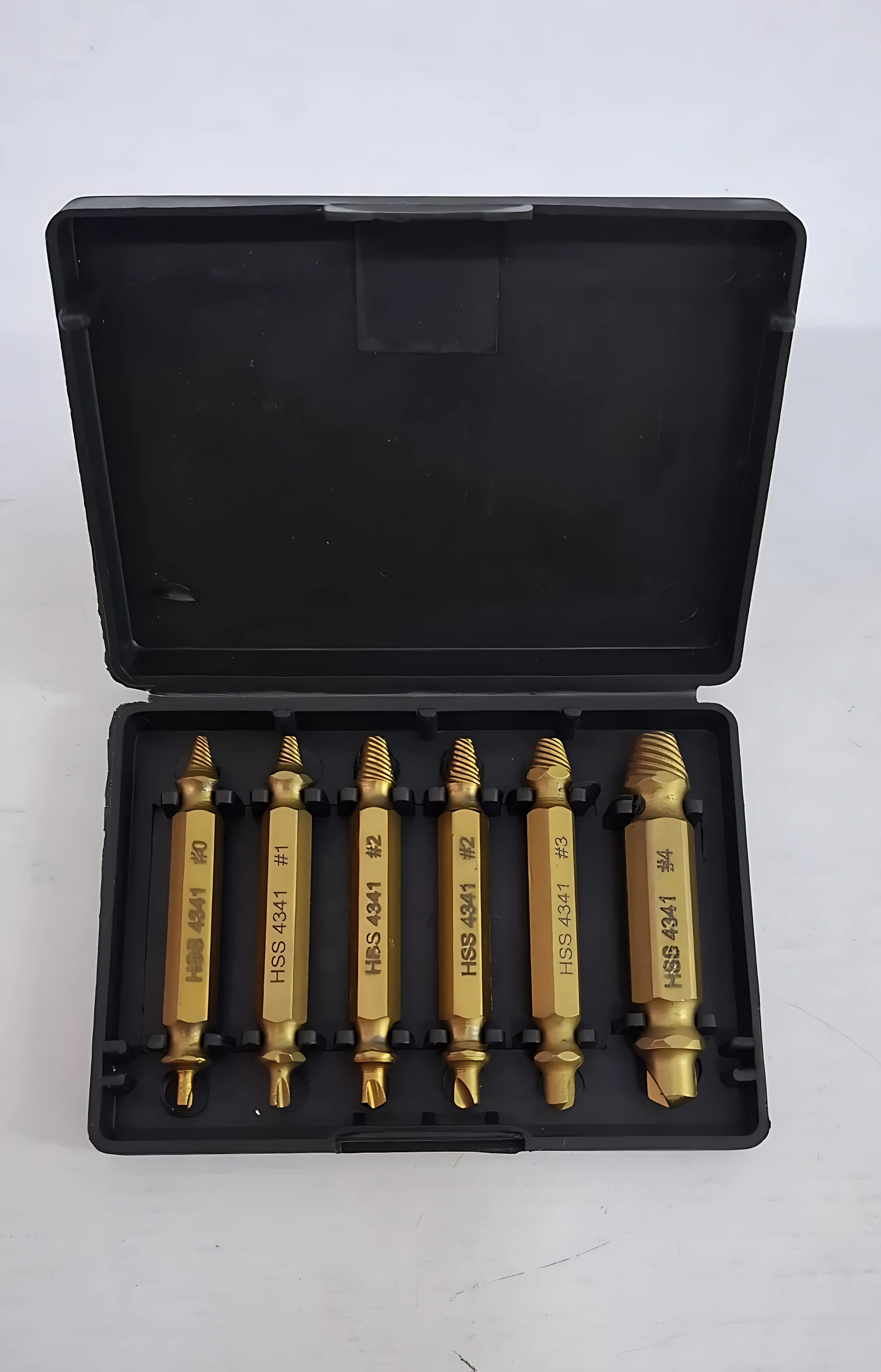 Set de seis extractores de tornillos HSS en caja negra abierta, dispuestos en fila horizontal con puntas roscadas y marcas de modelo visibles.