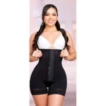 Faja straple negra de lycra power net con broches frontales, sin presiones, vista frontal sobre modelo con top blanco y shorts con encaje.