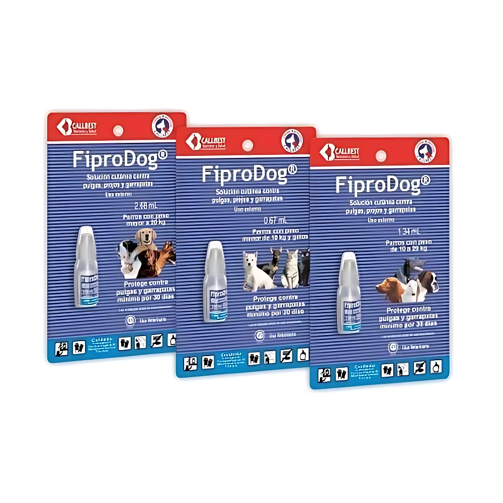Tres envases de FiproDog en presentación de 2,48 ml, 0,87 ml y 1,34 ml, con ilustraciones de perros y gatos, aplicadores blancos y etiquetas rojas y azules.