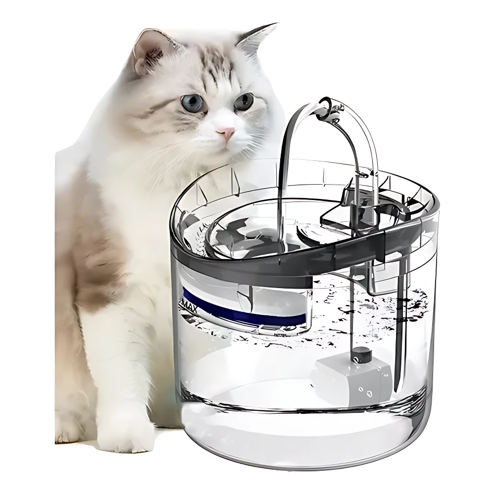 Fuente de agua para gatos con diseño transparente y mecanismo interno visible, acompañada de un gato blanco y gris observando el dispositivo.