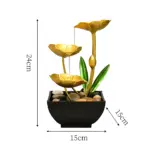 Fuente de agua decorativa con flores doradas y hojas verdes, en maceta negra de 15 cm de ancho y 24 cm de alto, con piedras decorativas en la base.