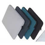 Cuatro fundas para portátil de 15.6 pulgadas en tonos gris, azul oscuro, turquesa y negro, con textura lino y cierre lateral visible.