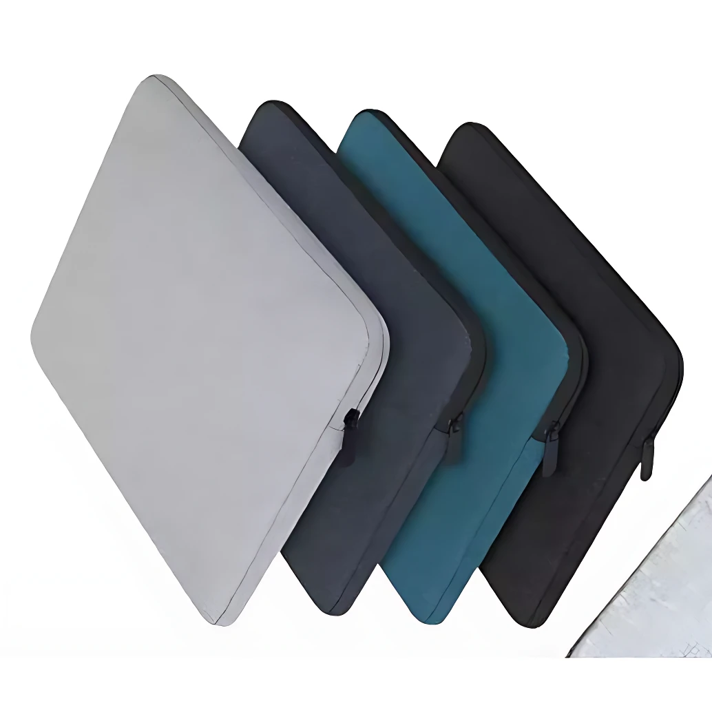 Cuatro fundas para portátil de 15.6 pulgadas en tonos gris, azul oscuro, turquesa y negro, con textura lino y cierre lateral visible.