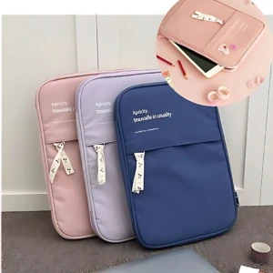 Funda para iPad en tres colores: rosa, lila y azul marino. Incluye compartimento interior con ranura para tablet y accesorios. Diseño compacto con cierre de corbata decorativa.