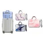 Cuatro fundas protectoras para portátil de 13 pulgadas con diseños de mármol en tonos azul, rosa y blanco, mostrando variantes de color y textura.