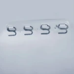Gancho organizador blanco con cuatro ganchos metálicos curvos, diseñado para colgar traperos sin necesidad de taladrar.
