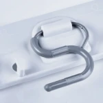 Gancho organizador de traperos sin taladrar, color gris y blanco, con diseño curvo y base adhesiva para colgar en superficies lisas.