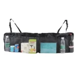 Organizador negro para baúl de camioneta con múltiples compartimentos, mostrando botellas, latas y cajas de diferentes tamaños y colores.