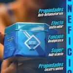 Jarrón de gel frío MW en presentación azul con diseño geométrico, enfocado en alivio muscular y antiinflamación, acompañado de texto que destaca sus beneficios terapéuticos.