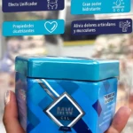 Jarrón de gel frío MW en tonos azules, con etiqueta que indica alivio muscular y propiedades antiinflamatorias, sostenido en mano.