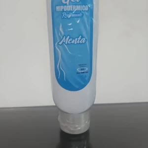 Tubo de gel reafirmante frío de menta, con etiqueta azul y diseño minimalista, sobre superficie oscura.