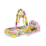 Gimnasio para bebé con arco de colores, teclas de piano en base rosa y colgantes suaves sobre estera ilustrada con animales.