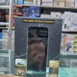 Cámara de acción portátil en caja negra con ventana transparente, mostrando dispositivo con pantalla y botón central.