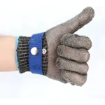 Guante de seguridad en malla de acero inoxidable con cierre azul y hebilla metálica, mostrando protección contra cortes y perforaciones.