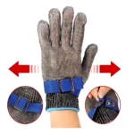 Guante de seguridad en malla de acero inoxidable con hebilla azul ajustable, mostrando protección para dedos y muñeca.
