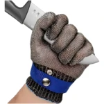Guante de seguridad en malla de acero inoxidable con cierre azul y hebilla metálica, protegiendo mano que sostiene cuchillo de cocina.