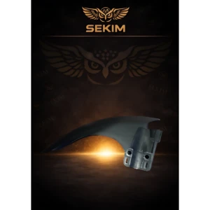 Guardabarros inferior Sekim, color gris oscuro, con tapa protectora y base de montaje visible, diseñado para proteger tapas de motor y múltiple de escape.
