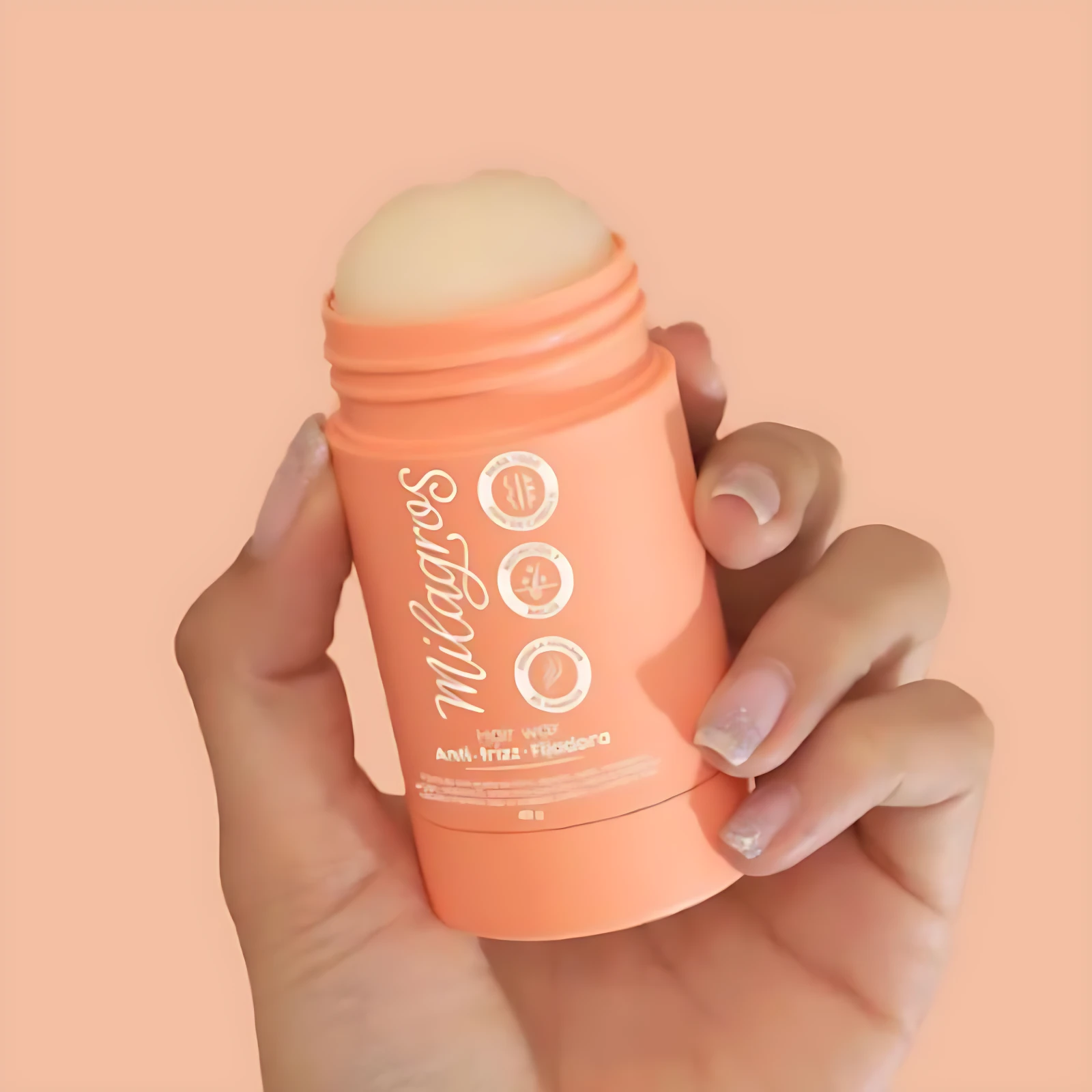 Cera anti frizz fijadora Milagros en presentación stick de color naranja, con tapa abierta mostrando la cera de tono beige.