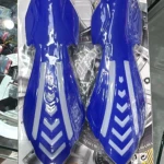 Cortavientos azul brillante con diseño de flechas blancas y luces LED integradas, presentado en empaque original de la marca MotoLED.