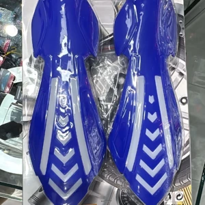 Cortavientos azul brillante con diseño de flechas blancas y luces LED integradas, presentado en empaque original de la marca MotoLED.