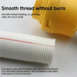 Herramienta para hacer roscas en tubo PVC blanco con detalles rojos, mostrando hilos lisos sin rebabas y accesorio amarillo para uso con taladro.