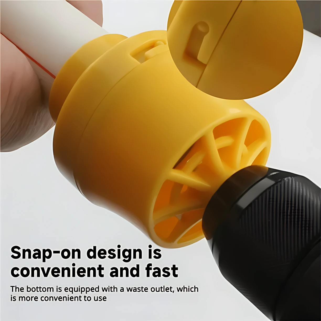 Vista cercana de la herramienta amarilla para hacer roscas en tubo PVC, con tapa superior abierta y salida de residuos en la base, mostrando su diseño de encaje rápido.