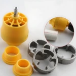 Set de dos herramientas para hacer roscas en tubería PVC, con componentes amarillos y metálicos, mostrando detalles de ensamblaje y rosca interna.