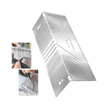 Herramienta de corte flexible en metal plateado con guías de ángulo y ranuras para marcar líneas precisas en metal y madera.