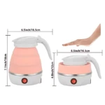Hervidor plegable rosa con base de acero inoxidable, mostrando dimensiones en abierto (7.1 pulgadas) y cerrado (4.8 pulgadas), con mano indicando tamaño compacto.
