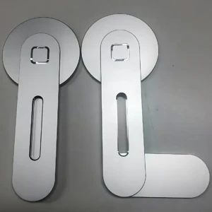 Dos soportes magnéticos para celular en color blanco, con base circular y brazo vertical con ranura central, dispuestos sobre superficie gris.