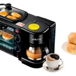 Horno eléctrico multifuncional Sokany negro con cafetera integrada, mostrando panecillos horneados y café servido en taza.