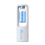 Humidificador portátil blanco con botella azul transparente, diseño vertical, botón de encendido y asa ergonómica. Ideal para aromaterapia en espacios reducidos.