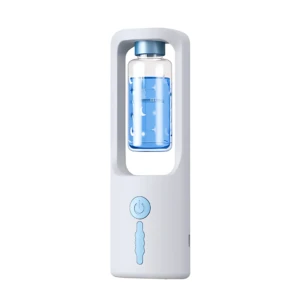 Humidificador portátil blanco con botella azul transparente, diseño vertical, botón de encendido y asa ergonómica. Ideal para aromaterapia en espacios reducidos.