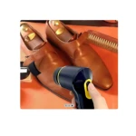 Ilustrador de zapatos 3 en 1 en uso sobre un par de mocasines marrones con puntera puntiaguda, aplicando pintura sobre la parte superior del calzado.