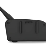 Intercomunicador Bluetooth Ejeas V6 Pro en color negro, visto desde atrás con antena superior y base de montaje visible.