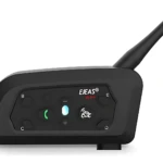 Intercomunicador Bluetooth Ejeas V6 Pro en color negro, con antena visible y botones de control para hasta seis usuarios.