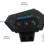 Intercomunicador BT12 negro para casco, con botones de control de volumen, llamadas y encendido, indicador LED y puerto de carga visible.