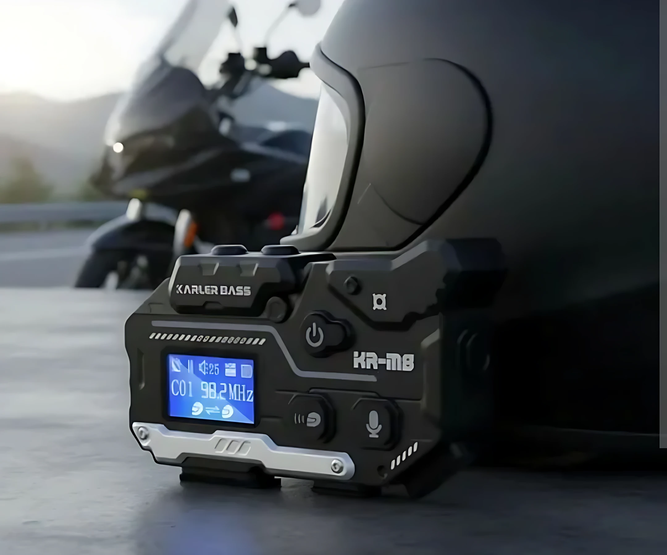 Intercomunicador Bluetooth KRM8 negro con pantalla azul, montado en casco de motociclista, listo para uso en carretera.