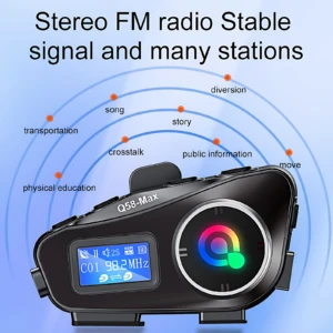 Intercomunicador Q58 Max negro con pantalla digital y luz RGB multicolor, diseñado para uso en coche con señal FM estable.