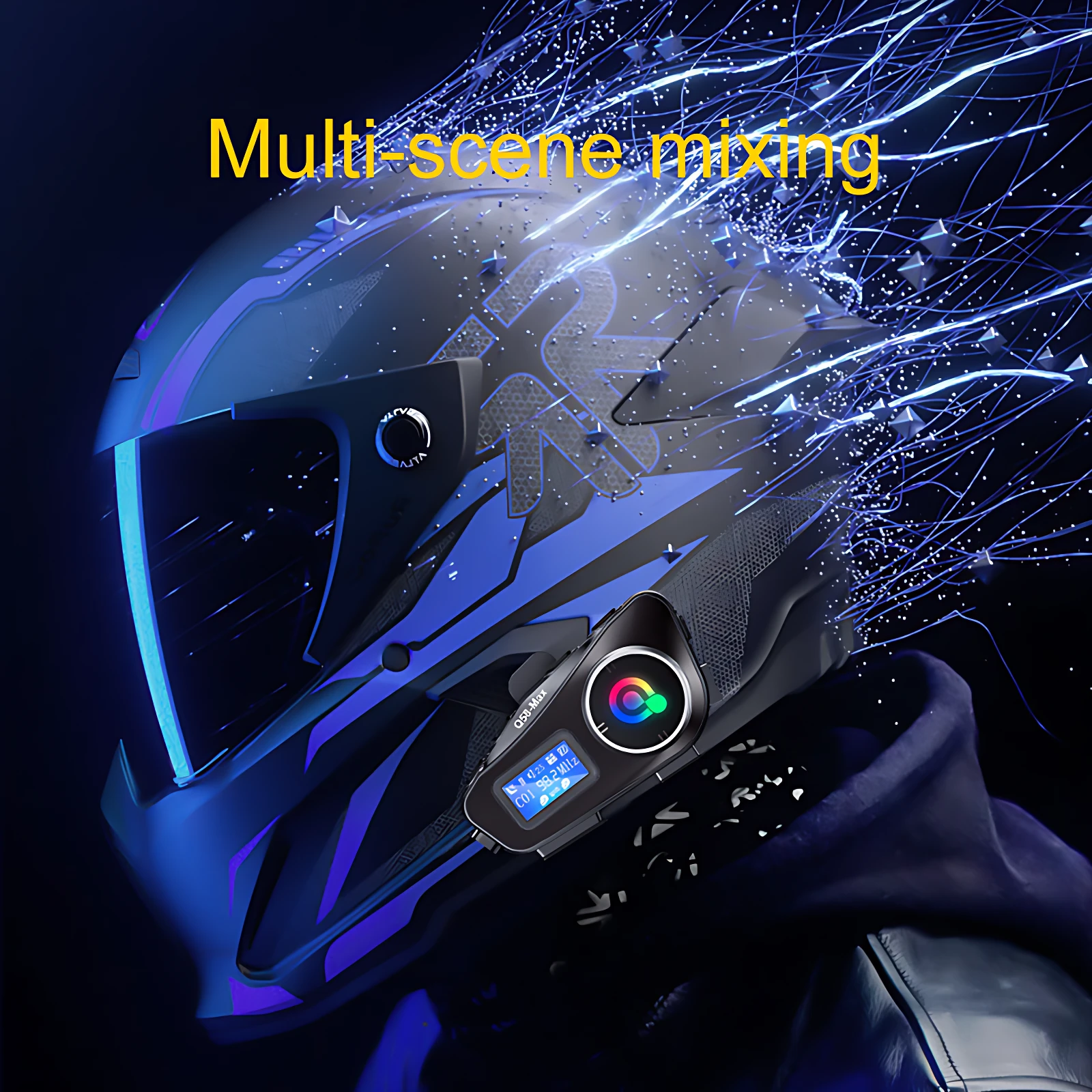 Intercomunicador Q58 Max negro con luz RGB y pantalla digital, montado en casco de motociclista con efectos visuales de mezcla de escenas.