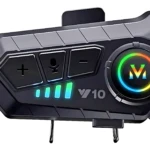 Intercomunicador V10 Bluetooth negro con botones de control, indicador de batería LED y logotipo multicolor en panel frontal.
