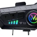 Intercomunicador Bluetooth negro con botones de control y pantalla circular multicolor, modelo V10.