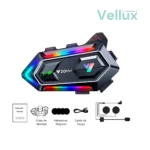 Intercomunicador Y20 Max JL de Vellux en vista frontal, con luces RGB multicolor en bordes y detalles en negro brillante. Incluye manual, clips de montaje, adhesivos magnéticos, cable de carga y micrófonos.
