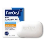 Barra de jabón blanca con marca PanOxyl, empaque azul y blanco que indica tratamiento para acné con 10% de peróxido de benzoilo.