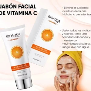 Tubo de jabón facial Bioaqua Vitamina C de 100g, con diseño naranja y texto en español, acompañado de su caja y modelo aplicando producto en rostro.