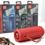Altavoz Bluetooth JBL Flip 6 en color rojo, con textura de malla y asa integrada, acompañado de su caja y cable de carga.