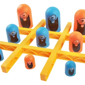 Juego de mesa Gobble Triqui con tablero amarillo y fichas en forma de cápsula, en colores naranja y azul, dispuestas sobre el tablero y alrededor.