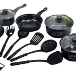 Juego de ollas negras con tapas de vidrio, incluye sartén, cacerolas, utensilios de cocina y pelador.